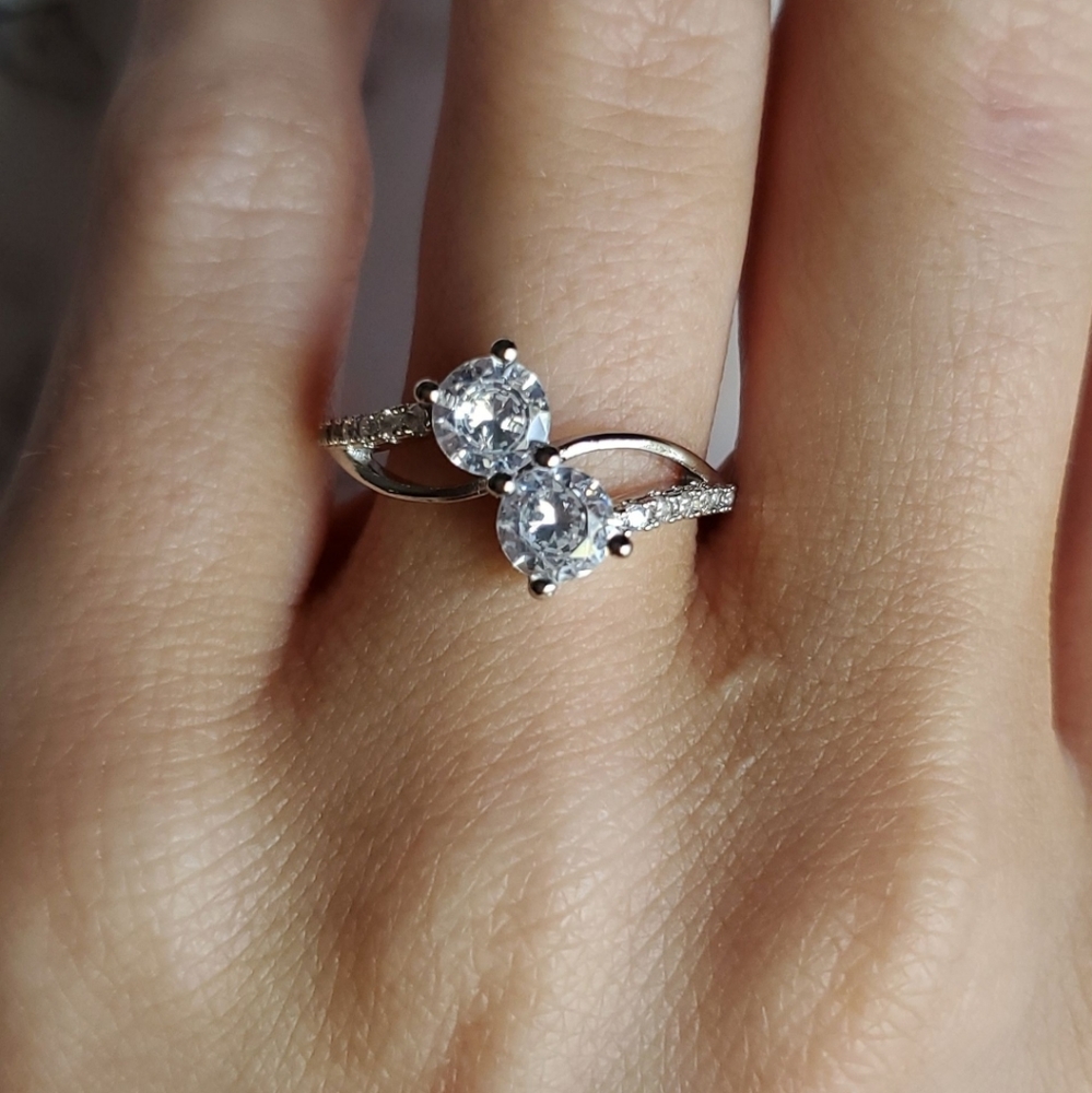 New Elegant White Sapphire Ring - Picture 5 of 6